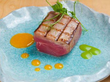 mango tutku meyve sosu ile orta ızgara ton balığı