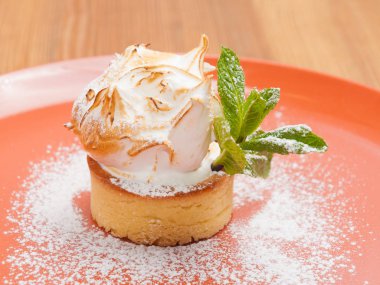 klasik Fransız tatlısı. merengue ile limon tart