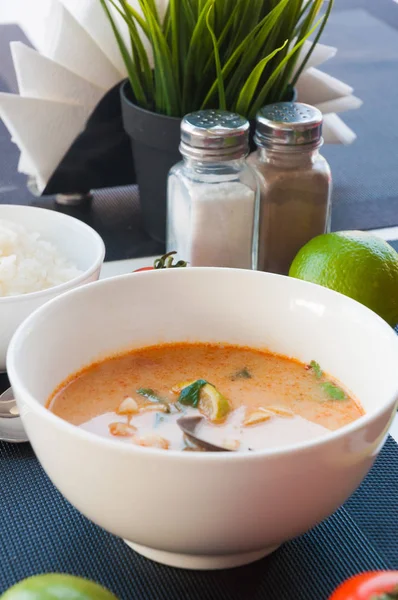 Meeresfrüchte thailändische Suppe auf weißer Schüssel serviert, thailändische Küche Aufruf Tom Yum Kung. — Stockfoto