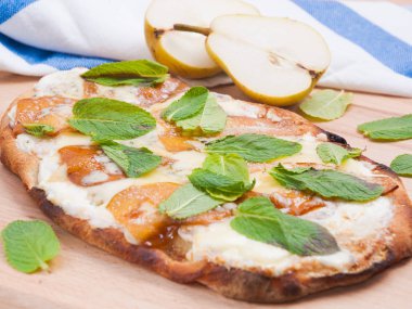 ahşap bir Tahta üzerinde armut ve mozzarella peyniri ile klasik İtalyan pizza