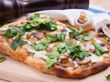 ahşap bir Tahta üzerinde peynir ve mantar ile klasik İtalyan pizza