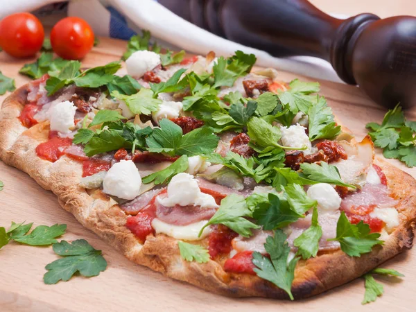 Pizza z boczkiem i serem mozzarella na drewnianej płycie — Zdjęcie stockowe