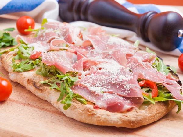 Klasyczna Włoska Pizza z prosciutto Crudo i rukolą — Zdjęcie stockowe