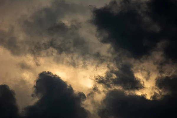 近づいて雷雨で劇的な空 — ストック写真