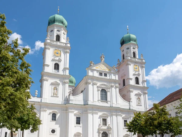 Passau 大教堂的门面 — 图库照片