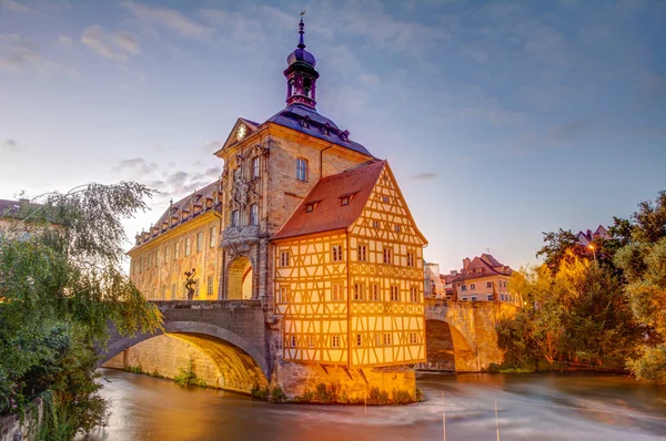 Beleuchtetes Historisches Rathaus Von Bamberg Erbaut Jahrhundert lizenzfreie Stockbilder