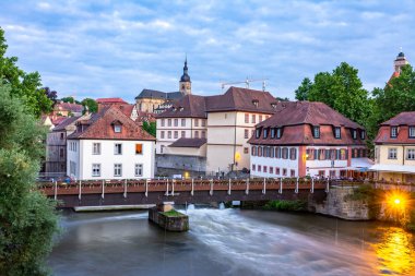 Bamberg, Almanya - 19 Haziran: İnsanlar bir köprü Nehri Regnitz Bamberg, Almanya üzerinde 19 Haziran 2018.