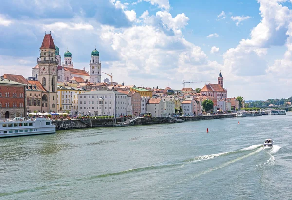 Passau Německo Července Malé Lodi Crouising Nábřeží Dunaje Pasově Německo — Stock fotografie