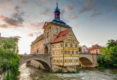 Bamberg, Almanya - 19 Haziran: Turist Bamberg, Almanya üzerinde 19 Haziran 2018 tarihi belediyede. 14. yüzyılda ünlü belediye binası inşa edildi.