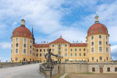 Moritzburg, Almanya - Ağustos 21: Moritzburg Kalesi Moritzburg, Germnay üzerinde 21 Ağustos 2018 yılında. Barok kalenin Saksonya Dükü Moritz tarafından 16. yüzyılda inşa edilmiş.