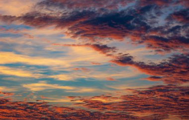 Renkli afterglow gökyüzü arka plan bulutlar ile