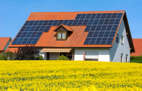 Modern Huis Met Fotovoltaïsche Zonnecellen Het Dak Voor Alternatieve Energieproductie — Stockfoto