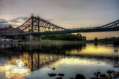 Tarihi köprü mavi merak denilen nehir Elbe Dresden (Almanya)