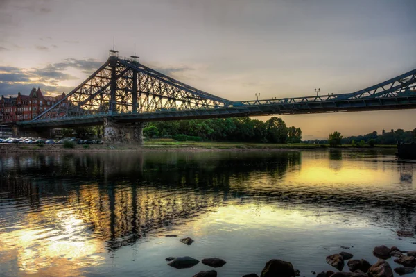 Tarihi köprü mavi merak denilen nehir Elbe Dresden (Almanya)