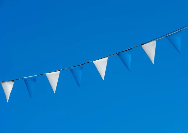 Decoratie Met Blauwe Witte Driehoekige Vlaggen Tegen Blauwe Hemel — Stockfoto