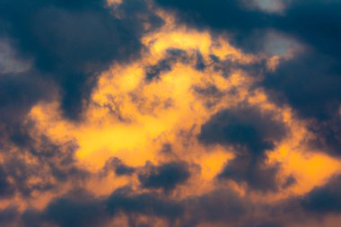 Yaklaşan bir fırtına, dramatik gökyüzü