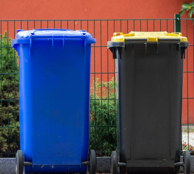 Çöp kutuları wate ayrılık ve geri dönüşüm için satır