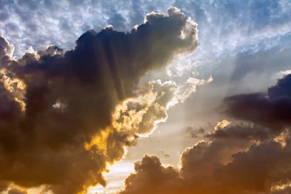 近づいて雷雨で太陽光線が付いている劇的な空 — ストック写真