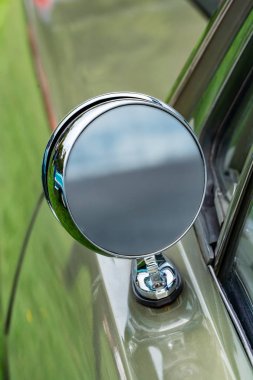 Vintage bir yaşlı adam arka ayna dışında.