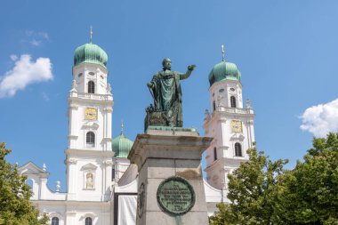 Passau Katedrali ile Kral Maximilian anıt 1824 üzerinden.
