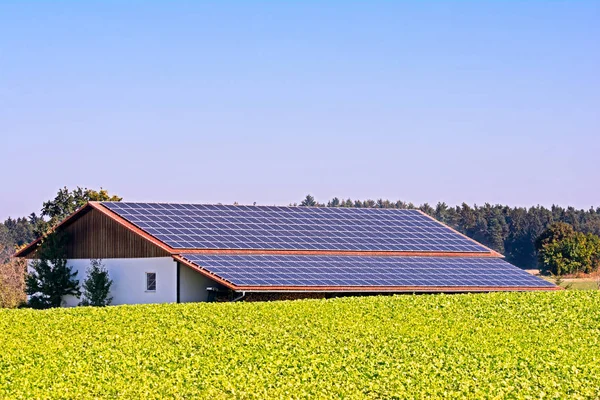 Energía Verde Con Colectores Solares Techo Edificio Agrícola — Foto de Stock
