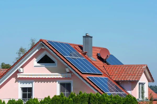 Modern Huis Met Fotovoltaïsche Zonnecellen Het Dak Voor Alternatieve Energieproductie — Stockfoto