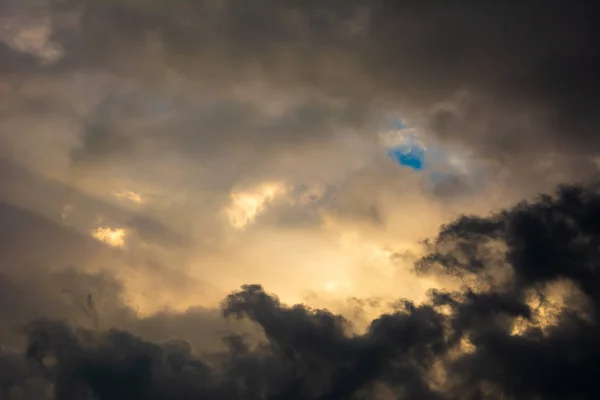 近づいて雷雨で劇的な空 — ストック写真