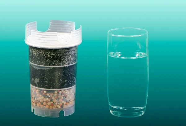 Waterzuiveringsfilter Met Actieve Kool Een Glas Fris Schoon Drinkwater — Stockfoto