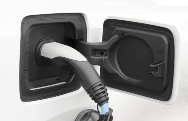 Fişi ve kablosu olan elektrikli bir arabanın şarjı.