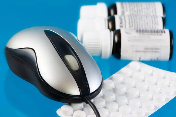 Maus Und Pillen Als Symbol Für Die Online Bestellung Von — Stockfoto