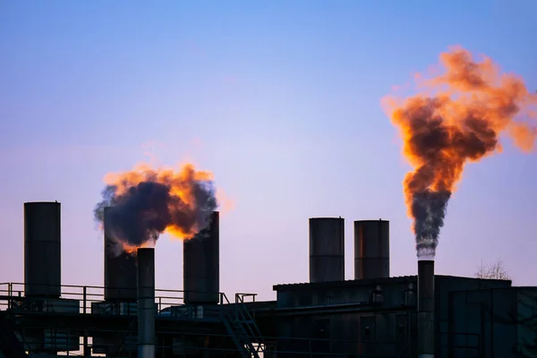 Contaminación del aire con humo de las chimeneas de fábrica —  Fotos de Stock