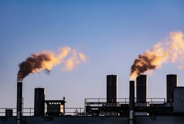 Luchtverontreiniging met rook van fabriek schoorstenen — Stockfoto