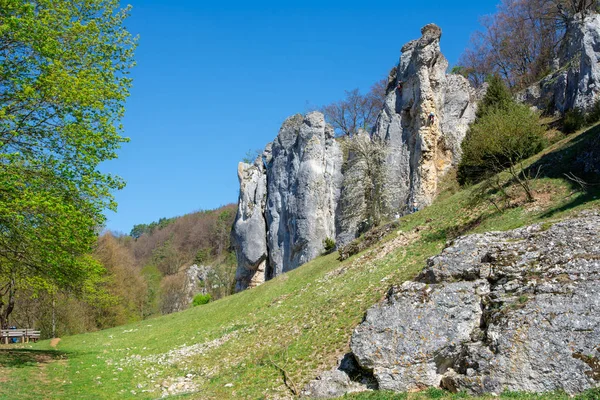 Klettern auf Felsen in Puppenstein im Altmühltal — Stockfoto