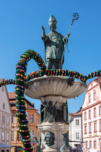 Fonte de Páscoa tradicionalmente decorada em Eichstaett — Fotografia de Stock