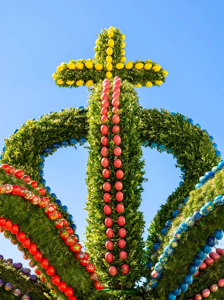 Fuente de Pascua decorada tradicionalmente vista en Baviera — Foto de Stock