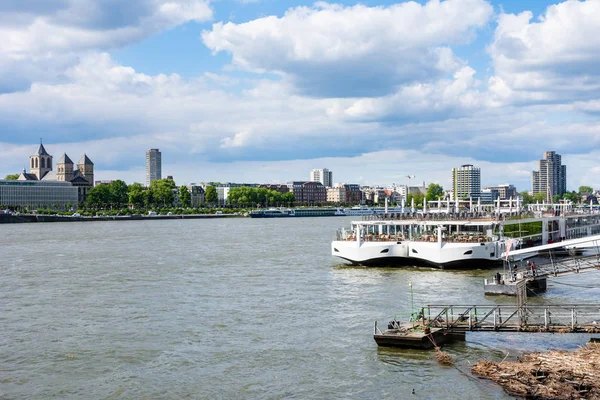 Schip bij de rivier de Rijn in Keulen — Stockfoto