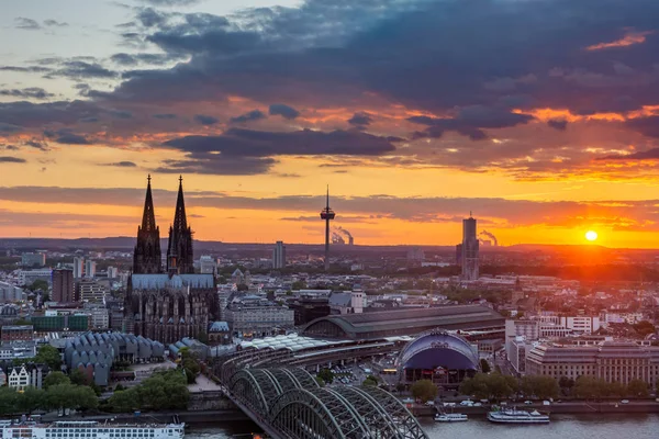 Gün batımı sırasında Köln şehir manzarası — Stok fotoğraf