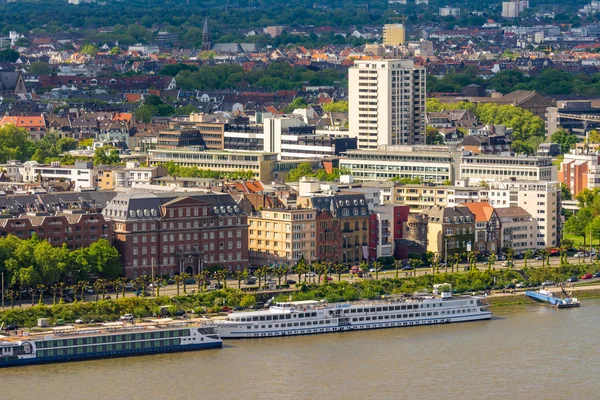 Fartyg vid floden Rhen i Köln — Stockfoto