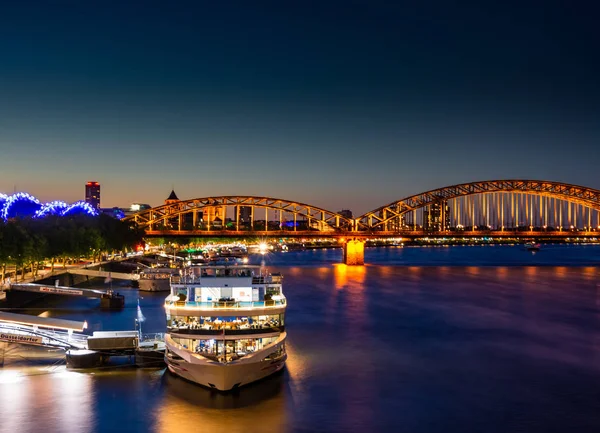 Osvětlená osobní plavidla na řece Rýn v Kolíně — Stock fotografie