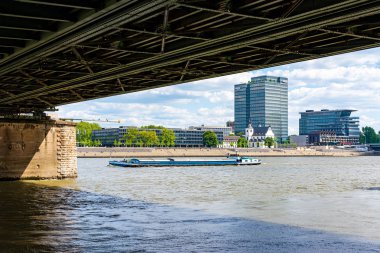 Köln 'de Ren Nehri 'nde Barge