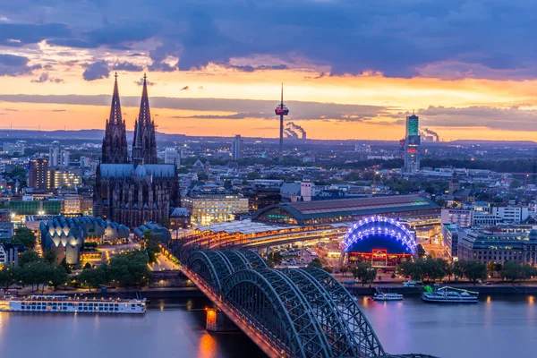 Paysage urbain nocturne de Cologne — Photo