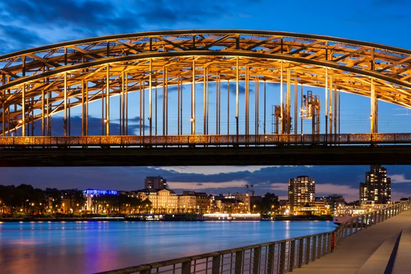 Osvětlený most Hohenzollern v Kolíně — Stock fotografie