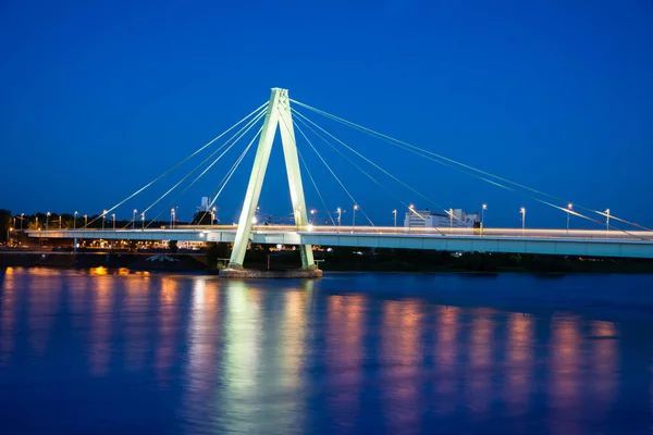 Verlichte brug over de Rijn in Keulen — Stockfoto