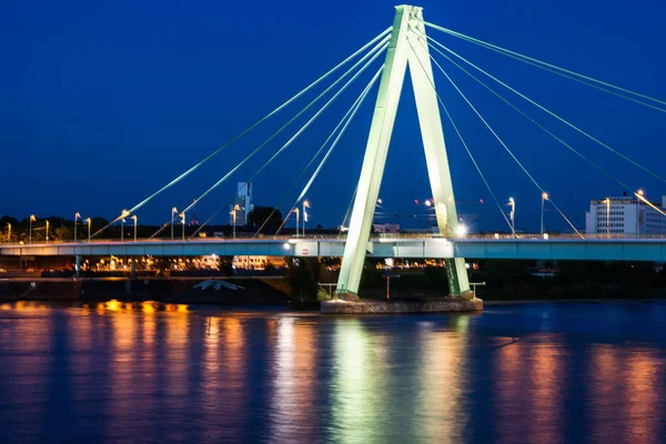 Köln'de Rhein Nehri'nin karşısındaki ışıklı köprü — Stok fotoğraf