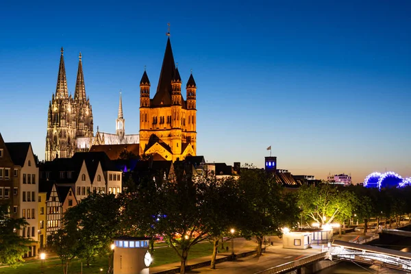 Grande église Saint Martin et cathédrale de Cologne la nuit — Photo
