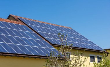 Fotovoltaik sistem ile modern ev