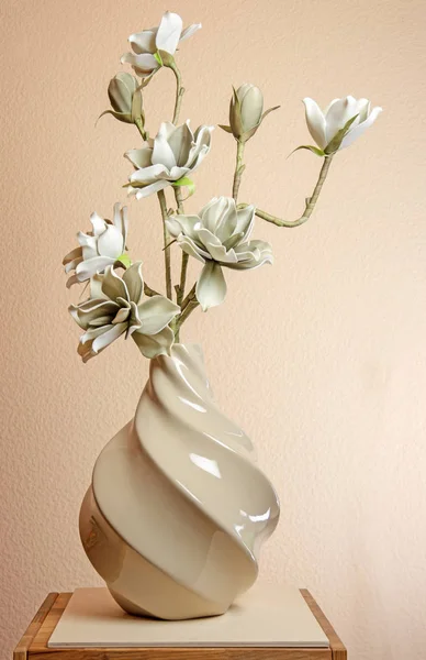 Magnolia artificiale fiorisce in un vaso — Foto Stock