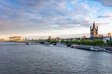 Köln 'deki Rhine nehrinde gemiler