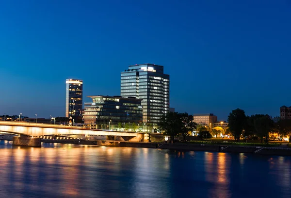 De waterkant van Keulen van de rivier Rijn bij nacht. — Stockfoto