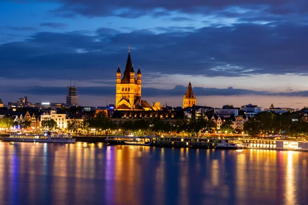 Riverside of the river Rhine in Cologne at night — Stock Photo, Image